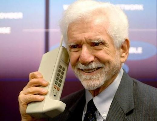Сегодня исполнилось 40 лет первому звонку по мобильному телефону