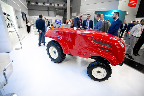 Корпорация «Роскосмос» показала прототип инновационного беспилотного трактора