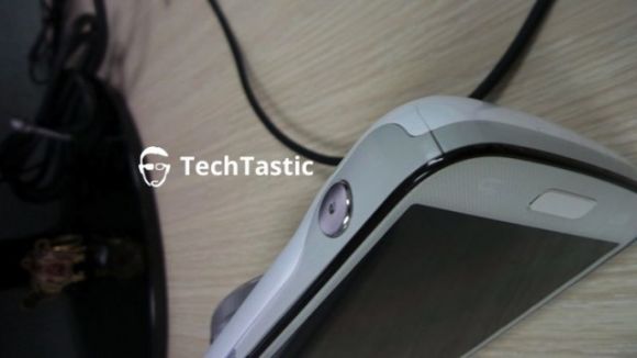 Живые фотографии нового камерофона Samsung GALAXY S4 Zoom