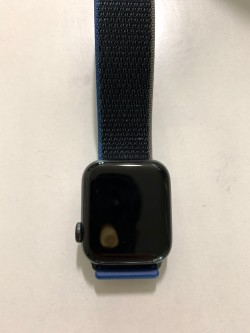 Фото: Apple Watch SE перегреваются, плавя экран и оставляя следы на руке