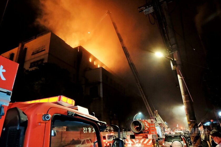 Поставки iPhone 12 под угрозой: на тайваньском заводе вспыхнул большой пожар