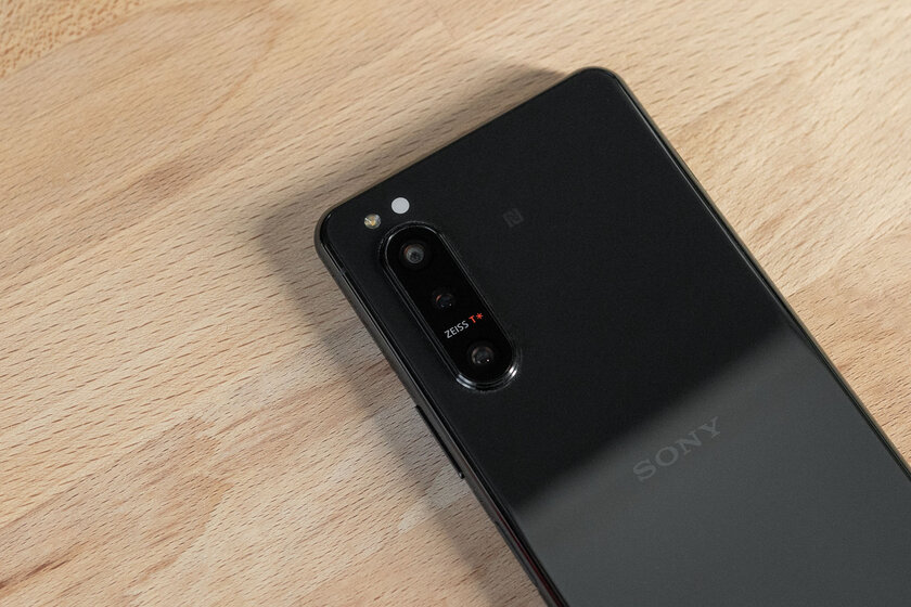 Sony Xperia 5 II — необычный смартфон, очень длинный и со странными камерами. Тестируем новинку