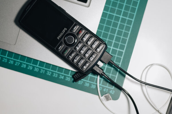Обзор Philips Xenium E218: укрепленный телефон с фонариком