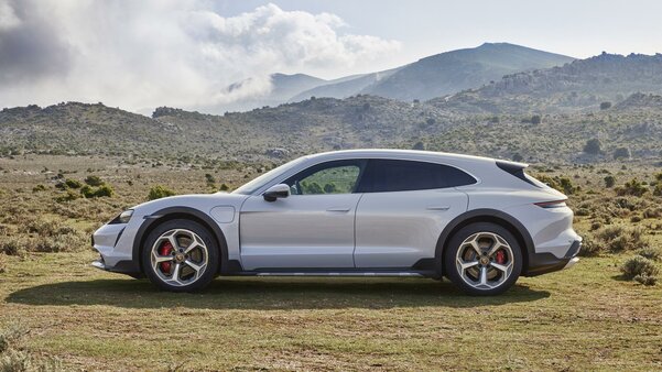 Встречайте, Porsche Taycan Cross Turismo: внедорожная версия конкурента Tesla Model S