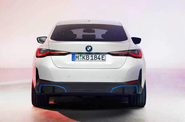 BMW показала новый электрокар i4 2021 года: его продажи начнутся к концу года