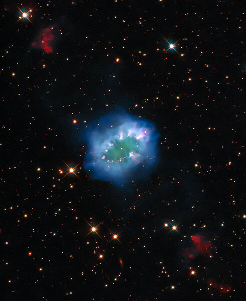 Украшение из звёзд: «Хаббл» прислал свежее фото туманности «Ожерелье» спустя 10 лет