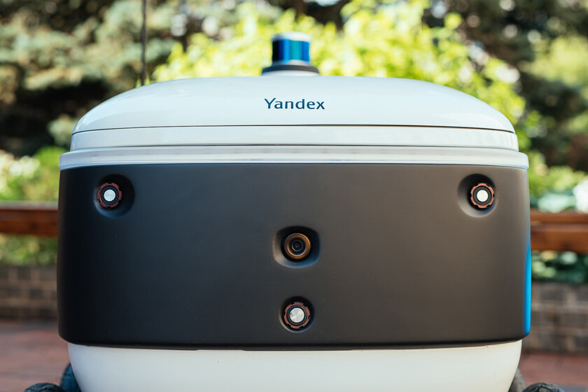 2 часа ходил за роботом-доставщиком Яндекса и разобрался, как всё устроено. Это — будущее