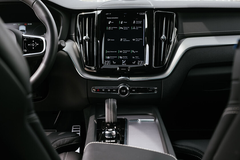Экстаз электродвигателя и ДВС. Тест-драйв плагин-гибрида Volvo XC60 Recharge (2021) — Интерьер и экстерьер. 24