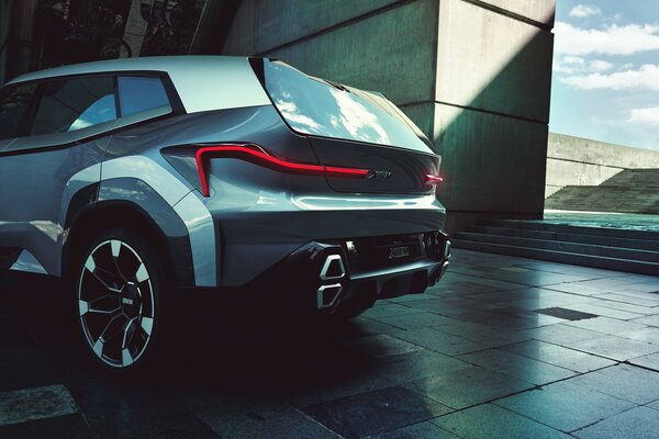 BMW показала дизайн своих будущих автомобилей в Concept XM. Угловато и монструозно