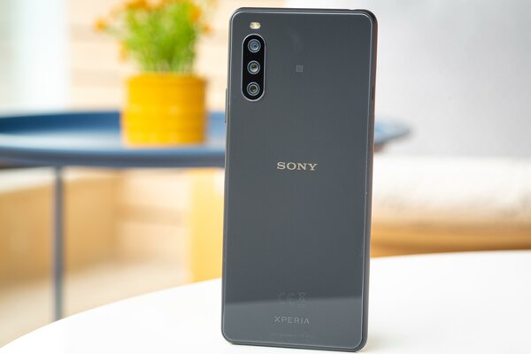 Рейтинг телефонов с большой батареей: эти 10 моделей не придётся заряжать ежедневно — Sony Xperia 10 III. 2