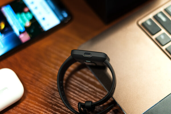 На чём экономят производители умных часов: обзор Xiaomi Redmi Watch 2 Lite — Внешний вид и эргономика. 4