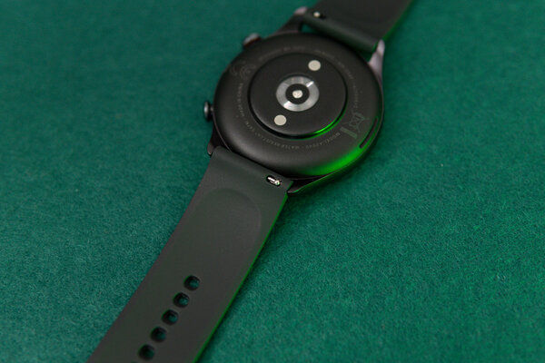 Не браслет в формате часов, а полноценные смарт-часы. Обзор Amazfit GTR 3 Pro — Особенности внешнего вида. 7