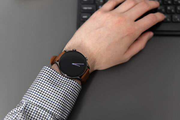 Не браслет в формате часов, а полноценные смарт-часы. Обзор Amazfit GTR 3 Pro — Особенности внешнего вида. 4