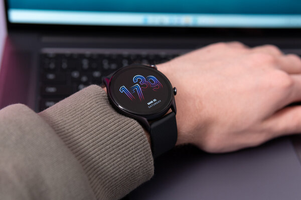 Не браслет в формате часов, а полноценные смарт-часы. Обзор Amazfit GTR 3 Pro — Особенности внешнего вида. 2