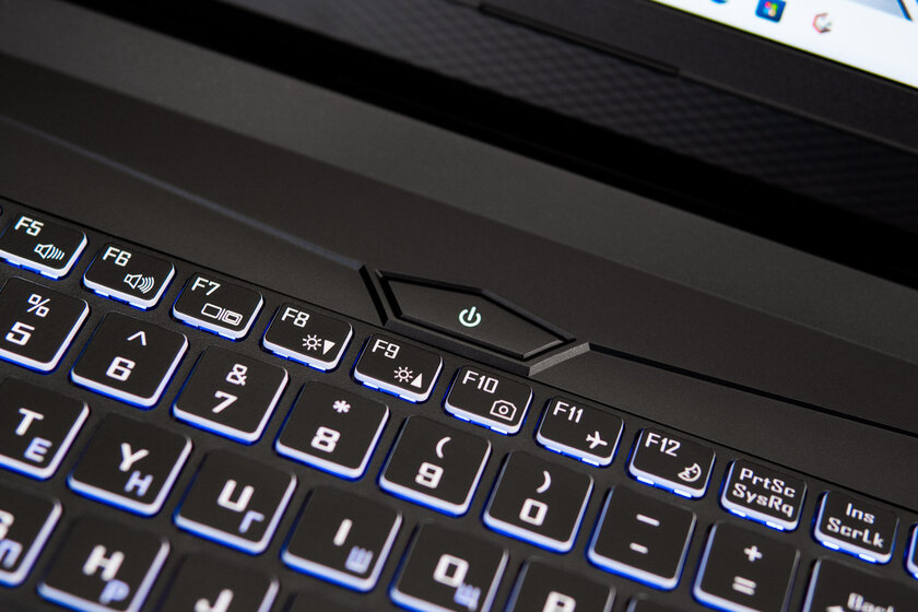 Настольный Intel внутри ноутбука. Обзор HIPER Gaming G16 — Клавиатура и тачпад. 4