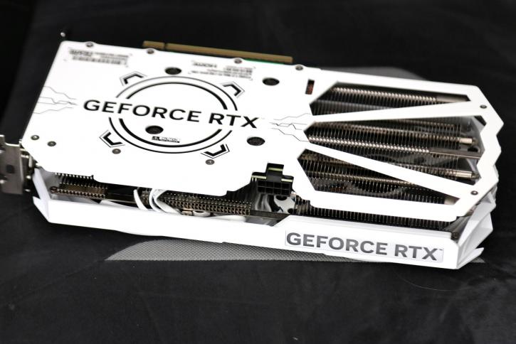 Обзор GALAX GeForce RTX 4060 Ti EX White: стильная видеокарта, которую хочется купить дешевле — Дизайн корпуса. 5