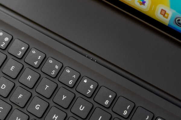 Этот недорогой планшет запросто трансформируется в рабочую машинку. Обзор Huawei MatePad 11,5 — Клавиатура и тачпад. 3