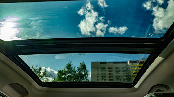 Быстрый китайский седан с кучей электроники. Обзор Chery Arrizo 8 — Панорамная крыша с люком. 1