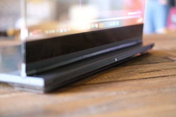 Прозрачный корпус, клавиатура-проектор и камера с ИИ: Lenovo показала ноутбук, как в фильмах про будущее
