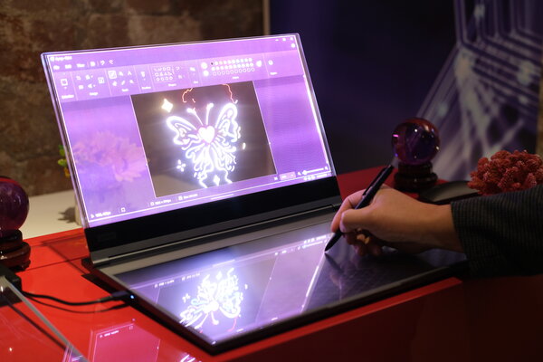 Прозрачный корпус, клавиатура-проектор и камера с ИИ: Lenovo показала ноутбук, как в фильмах про будущее