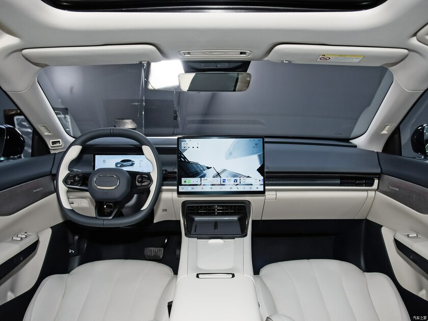 Совместный бренд Volvo и Geely представил гибридный седан: с 15,4-дюймовым дисплеем и запасом хода в 1400 км