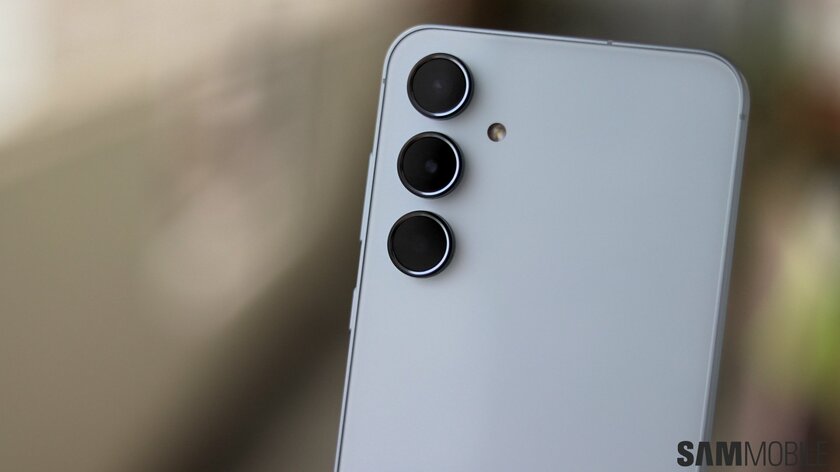 Настолько удачный смартфон, что Samsung не продаёт его в США. Обзор Galaxy A55 с уникальной фишкой — Камеры. 1