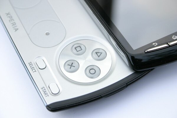 Sony Ericsson делала то, что никто другой не мог. Вспоминаем удивляющие до сих пор смартфоны — Sony Ericsson Xperia Play. 3