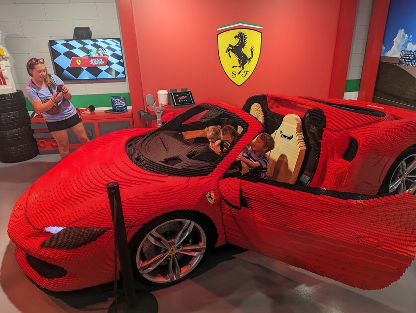 Ничего необычного — просто Ferrari 296 GTS из LEGO в полную величину из 424 000 деталей