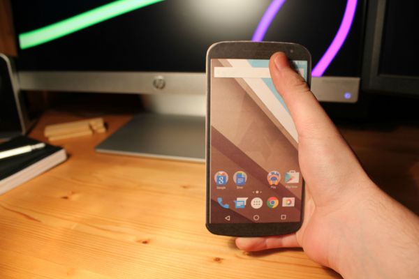 Деревянный макет Nexus 6 помогает определить габариты устройства