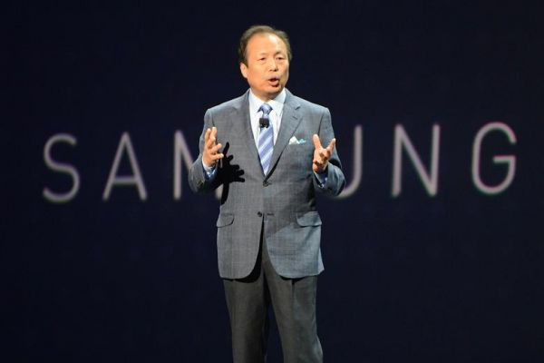 Глава Samsung Mobile получил урезанную вдвое зарплату в связи с падением прибыли компании