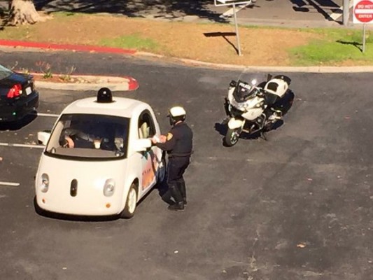 Самоуправляемый автомобиль Google остановили за слишком медленную езду