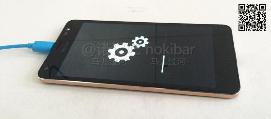 Смартфон Lumia 850 с металлическими гранями показан на фото