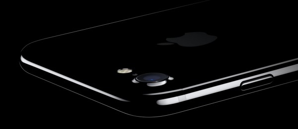 iPhone 7 в цвете «черный оникс» легко царапается
