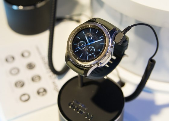 Умные часы и браслеты Samsung теперь совместимы с iOS