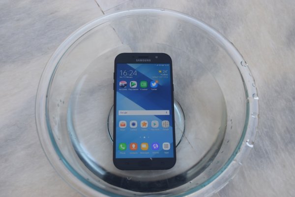 Обзор Samsung Galaxy A7 (2017) — Защита от воды. 3
