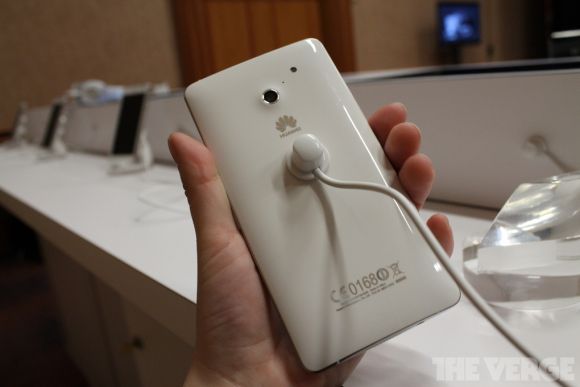 CES 2013: Huawei представила новый "планшетофон" и самый быстрый смартфон