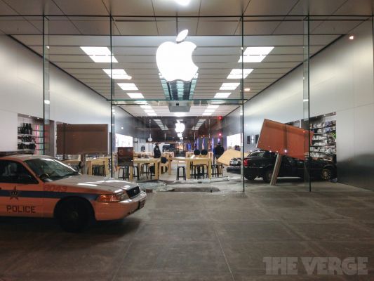 Авария: Машина врезалась в магазин компании Apple