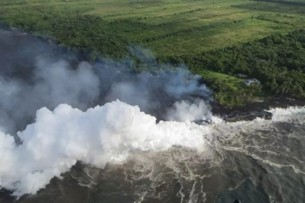 Смертельные реки лавы на Гавайях достигли океана