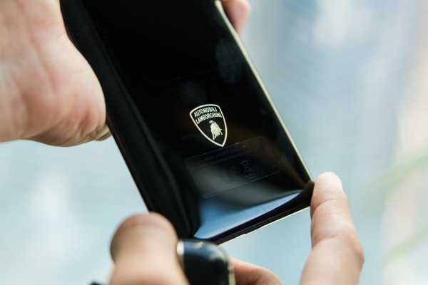 В Москве показали OPPO Find X Lamborghini Edition