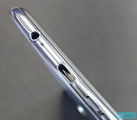 ASUS ZenFone 6 получит безрамочный дисплей с необычным вырезом