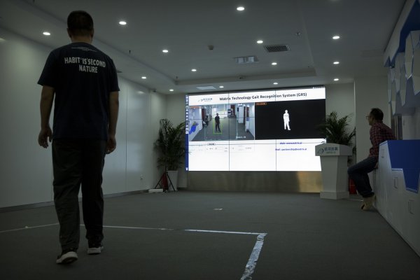 Китай начал внедрять технологию идентификации человека по походке