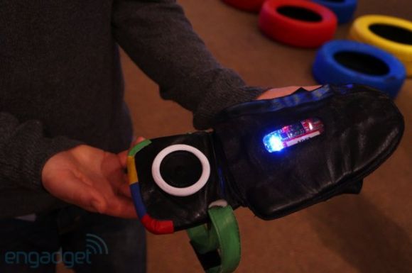 Кроссовки от Google умеют говорить