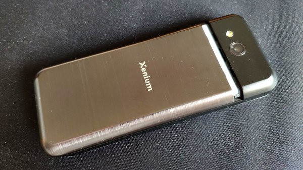 Philips Xenium E580: удобный кнопочник с большим энергоресурсом