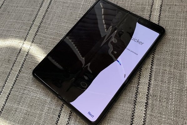 Экран Samsung Galaxy Fold выходит из строя после двух дней использования