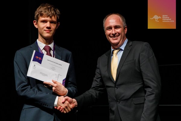 Школьник из России стал абсолютным победителем азиатской олимпиады по физике