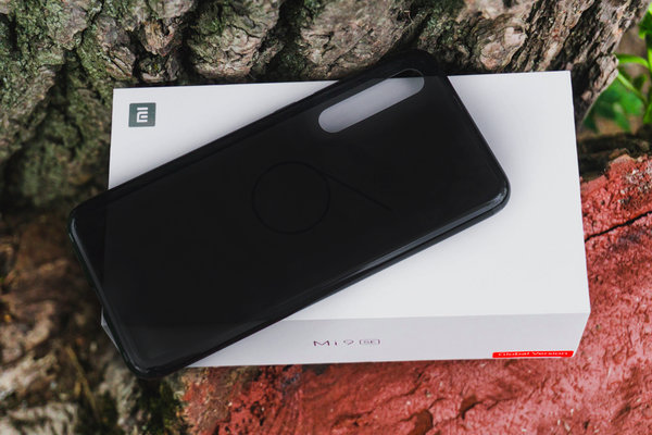 Обзор Xiaomi Mi 9 SE. Флагманы — переплата