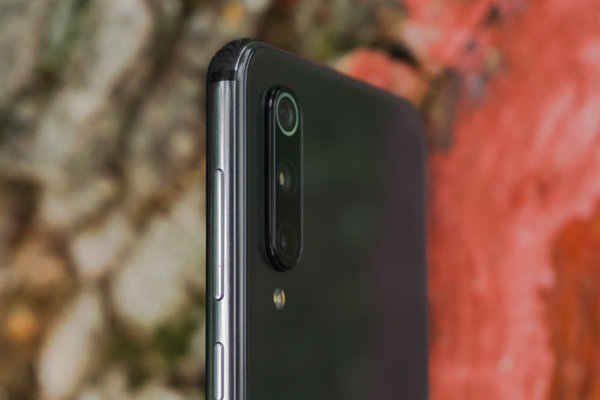 Обзор Xiaomi Mi 9 SE. Флагманы — переплата