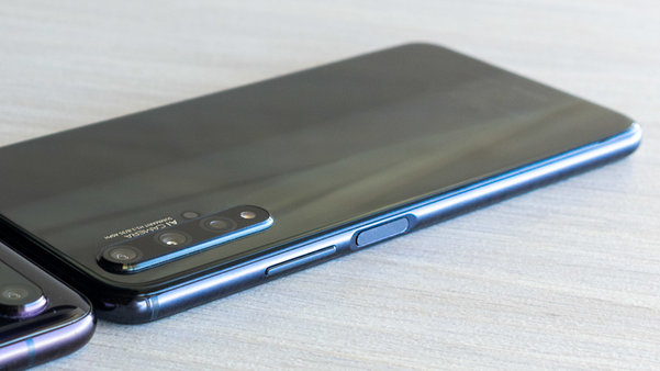 Honor 20 где находится датчик приближения