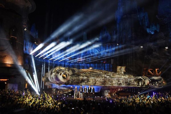 В Disneyland California открылась тематическая зона Star Wars Land
