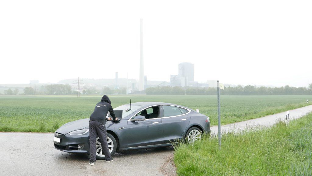 Хакеры могут управлять автопилотом автомобилей Tesla